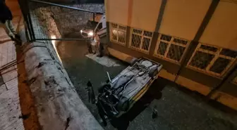 Çorum'da okul bahçesine düşen otomobildeki 2 kişi yaralandı