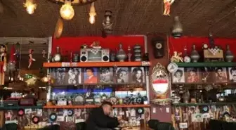 Dedesinin 85 yıllık sefer tasıyla başladığı antika koleksiyonunu restoranında sergiliyor