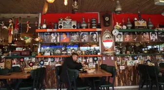 Dedesinin 85 yıllık sefer tasıyla başladığı antika koleksiyonunu restoranında sergiliyor