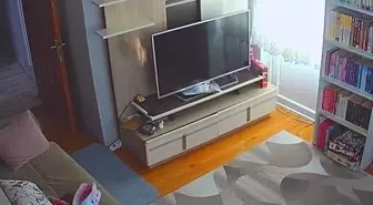 Depremin şiddetini gözler önüne seren görüntü! Beşik gibi sallandı