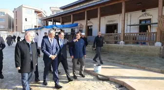 Edirne Valisi Sezer, restorasyonu süren Muradiye Camisi'nde incelemede bulundu