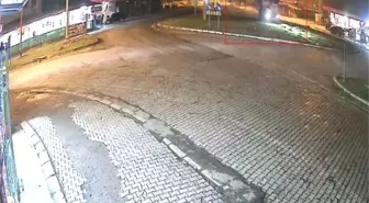 Elazığ'da kontrolü kaybedilen otomobil kavşaktaki refüje çıktı: 1 yaralı