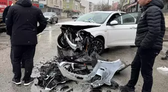 Erzurum'da 2 otomobil çarpıştı, 4 kişi yaralandı