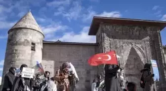 Erzurum'da sağlık çalışanları 109 haftadır Gazze için 'sessiz yürüyüş'lerini sürdürüyor