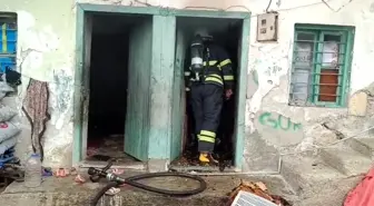 Ev yangını çevreye sıçramadan söndürüldü