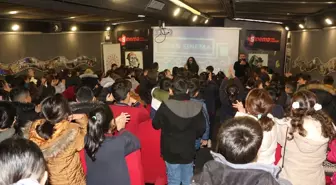 'Gezen Sinema Tırı' Karlıova'da çocuklarla buluştu