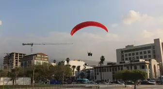 Hatay'da milli sporcu, yamaç paraşütüyle süzüldüğü gökyüzünden sırt paraşütüyle indi