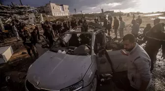 İsrail'in Gazze'de bir araca düzenlediği hava saldırısında 4 Filistinli hayatını kaybetti