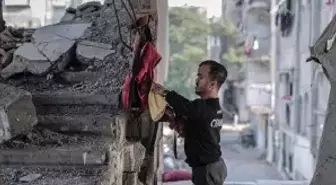 İsrail saldırılarında ailesini kaybeden Gazzeli palyaço, acısına rağmen çocukları güldürüyor