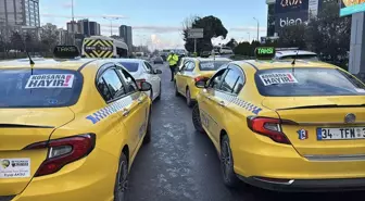 İstanbul'da konvoy oluşturarak bir araya gelen taksicilerden korsan taşımacılığa tepki