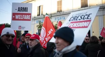 İtalya'da işçiler, hükümetin 2026 bütçe planını protesto için greve gitti