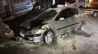 Karabük'te duvara çarparak alev alan otomobil kullanılamaz hale geldi