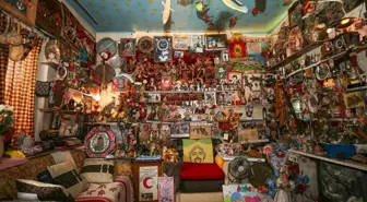 Kazım amca 60 yıllık hediyelikleri ve çeşitli illerden aldığı eşyaları bir odaya sığdırdı