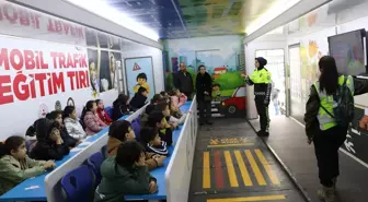 Kilis'te öğrencilere 'Mobil Trafik Eğitim Tırı'nda eğitim verildi