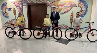 Konya'da okuldaki görüntüleri sosyal medyada ilgi çeken öğrencilere bisiklet hediyesi