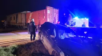 Malatya'da yük treninin otomobile çarpması sonucu 5 kişi yaralandı