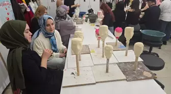 Muş'ta üniversite öğrencileri, köy çocukları için atık malzemelerle kuklalar yapıyor