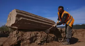 Romalı seçkinlerin kullandığı mermer küvet çeşme yalağına çevrilmiş