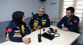 Sağlık çalışanı baba ve kızı aynı ambulansta hayat kurtarıyor