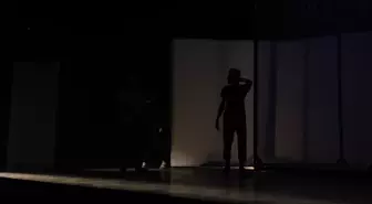 Şam'da Suriyeli kayıpların hikayesini anlatan 'İsmail'i Beklerken' oyunu sahnelendi