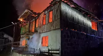 Samsun'da çıkan yangında iki katlı ahşap ev kullanılamaz hale geldi