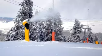 Sarıkamış Kayak Merkezi'nde suni karlama sistemi çalıştırıldı