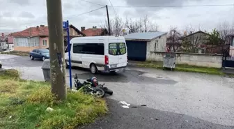 Şarkışla'da minibüs ile çarpışan motosikletin sürücüsü yaralandı
