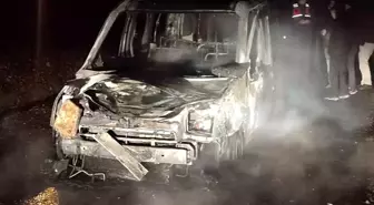 Seyir halindeki hafif ticari araç alev topuna döndü