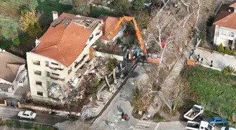 Sındırgı'da ağır hasarlı 18 bina daha yıkıldı