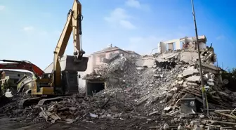 Sındırgı'da ağır hasarlı binaların yıkımına devam ediliyor