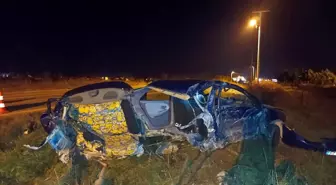 Tekirdağ'da devrilen otomobil ikiye bölündü, sürücü yaralandı