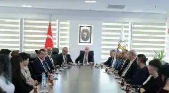 TÜ Rektörü Hatipler, üniversiteden burs alan öğrencilerle bir araya geldi