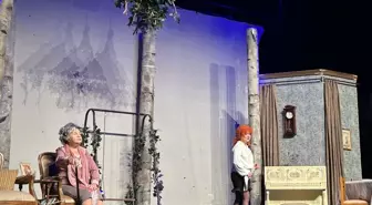 Usta sanatçı Nevra Serezli, 'Ağaçlar Ayakta Ölür' oyunuyla tiyatroseverlerle buluştu
