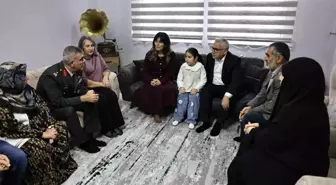 Vali Şimşek babası asker olan minik Gökçe'yi daveti üzerine evinde ziyaret etti