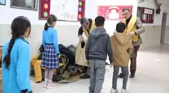 Van'da ihtiyaç sahibi 2 bin öğrenciye bot ve mont yardımında bulunuldu