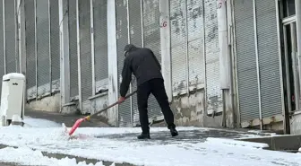 Van ve Hakkari'de kar nedeniyle 172 yerleşim yerine ulaşım sağlanamıyor