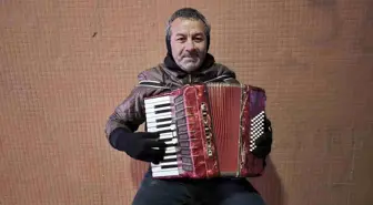 Yağmur, soğuk demeden enstrümanını çalıyor