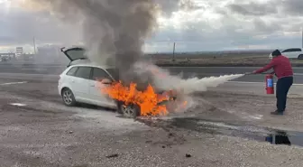 Yanan otomobiline yangın tüpüyle müdahale etti