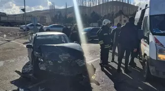 Yozgat'ta otomobil ile kamyonun çarpıştığı kazada 5 kişi yaralandı
