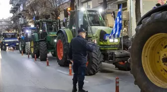 Yunan çiftçiler Larisa'da milletvekili bürolarının önünde protesto düzenledi