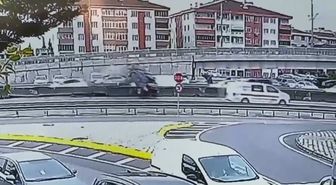 İzmit'te Beton Bariyere Çarpan Otomobil Devrildi: 1 Yaralı