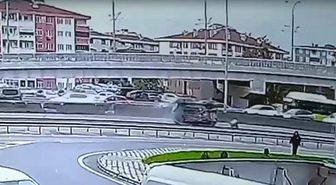 Beton bariyere çarpan otomobil devrilip sürüklendi, kaza anı kamerada