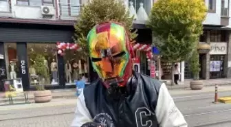 İron-Man kaskı ile dolaşan motosikletli dikkat çekiyor