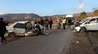 Kilis'te Otomobil ile Hafif Ticari Araç Kafa Kafaya Çarpıştı: 3 Yaralı
