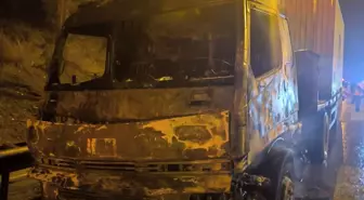 Mersin'de tır yanarak kullanılamaz hale geldi