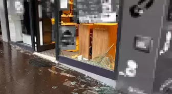 Önce kaldırıma çıktı, sonra dükkana girdi