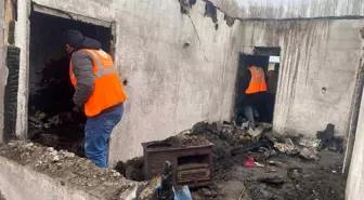 Patnos'ta evi yanan aileye dernekten yardım eli