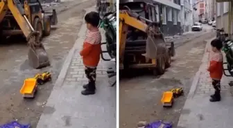 Yürekleri ısıtan görüntüler! Kamyonu ile oynayan çocuğu görünce yaptığına bakın