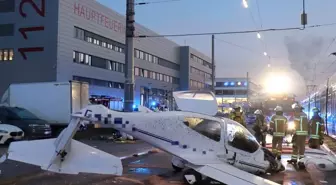 Almanya'da küçük uçak caddeye zorunlu iniş yaptı