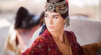 Burcu Kıratlı'yı dantelli mini elbisesiyle bir görün! Bakan bir daha baktı